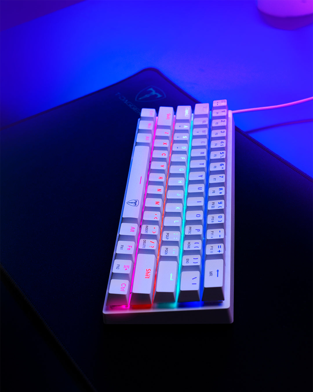 Teclado T-Dagger
Teclado de juegos RGB T-Dagger
Conjunto con cable USB de 104 teclas con luces LED, compatible con PC, Mac, PS4, Xbox One. No requiere batería, diseño ergonómico para accesorios de juegos de PC.

Teclado de juegos RGB T-Dagger con cable USB y luces LED

Título del Producto: Teclado económico gamer ESFLO
Con luces LED que cambian, ideal para juegos de PC.

Teclado gamer económico ESFLO con luces LED cambiantes